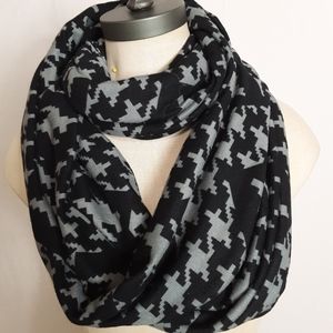 2 Chic infinity scarf. Black and gray